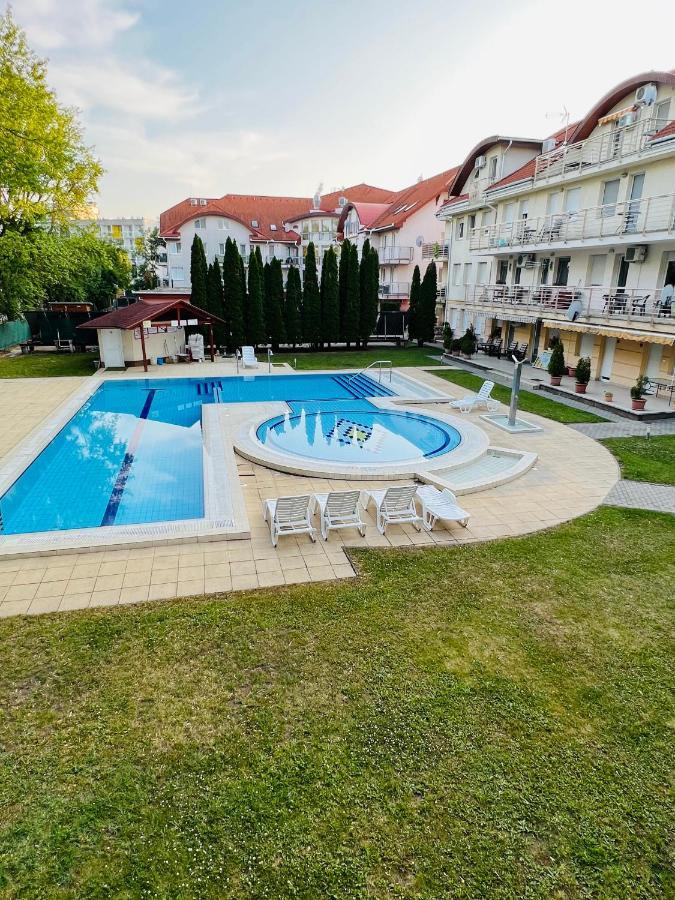 Апартаменты Elit Medences Apartman Хайдусобосло Экстерьер фото